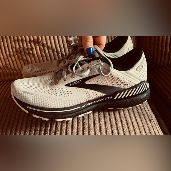 BROOKS ADRENALINE GTS 22 women's sports shoe size 9.5 good condition, - Picture 7 of 9